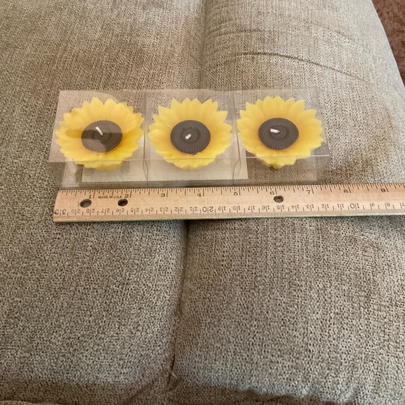 🌸3 for $18🌸 Candles, Sunflowers, Set of 3, Adorable, home decor - Picture 5 of 12